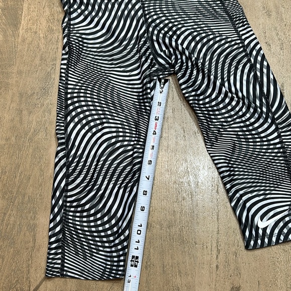 Nike dri-fit compression tights, size Large.  EUC - Picture 3 of 7